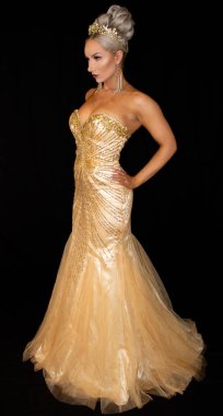 Siyah arka planda altın tanrıça kraliçe 