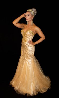 Siyah arka planda altın tanrıça kraliçe 