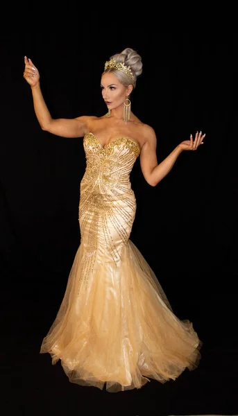 Golden Goddess Queen Svart Bakgrund — Stockfoto