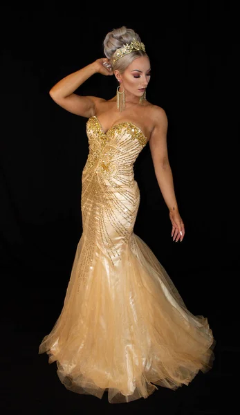 Golden Goddess Queen Svart Bakgrund — Stockfoto