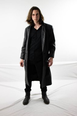 Siyah deri karanlık savaşçı avcı