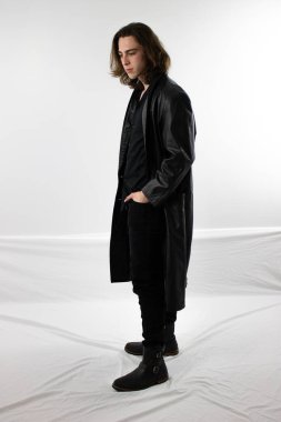 Siyah deri karanlık savaşçı avcı