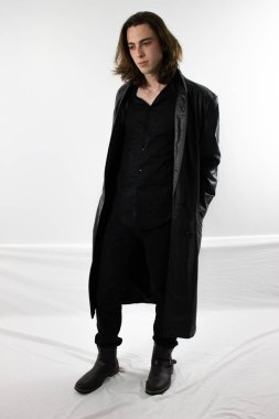 Siyah deri karanlık savaşçı avcı