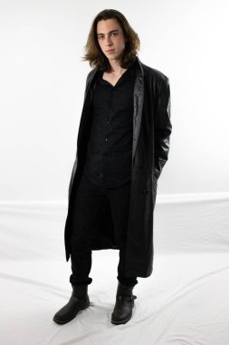 Siyah deri karanlık savaşçı avcı