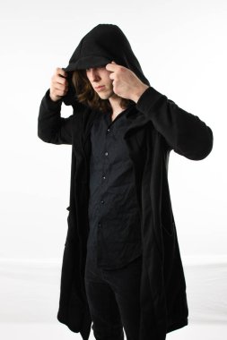 Hood karanlık savaşçı avcı