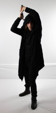 Hood karanlık savaşçı avcı