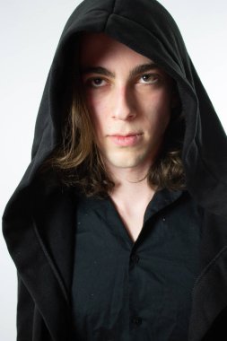 Karanlık savaşçı avcı içinde siyah Hood ile personel