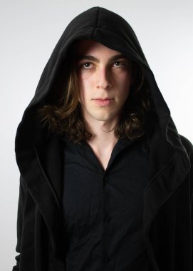 Karanlık savaşçı avcı içinde siyah Hood ile personel