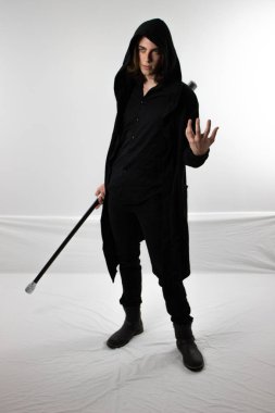 Karanlık savaşçı avcı içinde siyah Hood ile personel