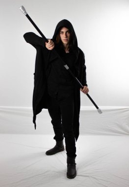 Karanlık savaşçı avcı içinde siyah Hood ile personel