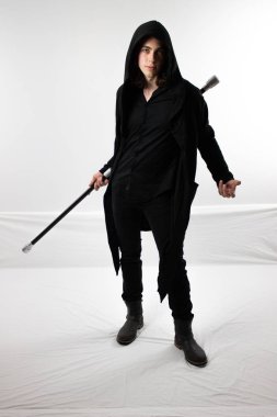 Karanlık savaşçı avcı içinde siyah Hood ile personel