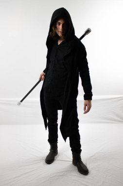 Karanlık savaşçı avcı içinde siyah Hood ile personel