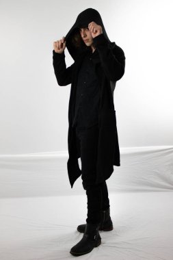 Siyah deri karanlık savaşçı avcı