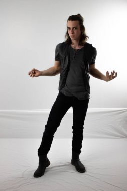 Siyah deri karanlık savaşçı avcı