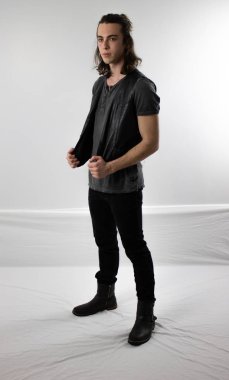 Siyah deri karanlık savaşçı avcı