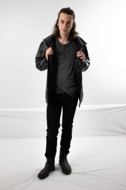 Siyah deri karanlık savaşçı avcı