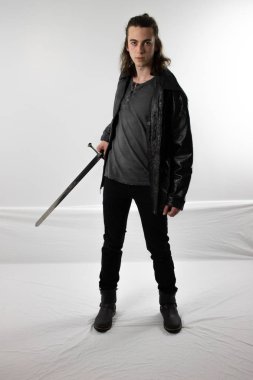 Siyah deri karanlık savaşçı avcı