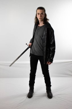 Siyah deri karanlık savaşçı avcı