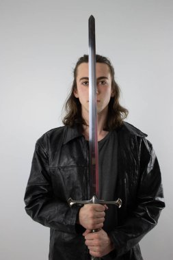 Siyah deri karanlık savaşçı avcı