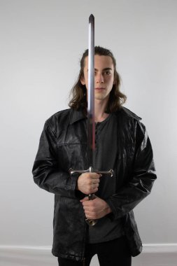 Siyah deri karanlık savaşçı avcı