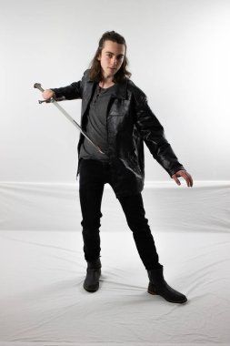 Siyah deri karanlık savaşçı avcı