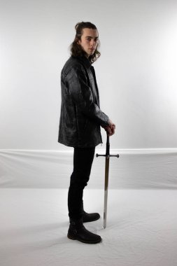 Siyah deri karanlık savaşçı avcı