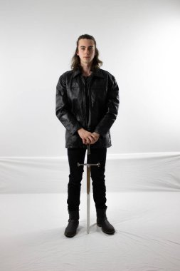 Siyah deri karanlık savaşçı avcı