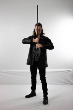 Siyah deri karanlık savaşçı avcı