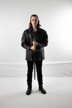 Siyah deri karanlık savaşçı avcı