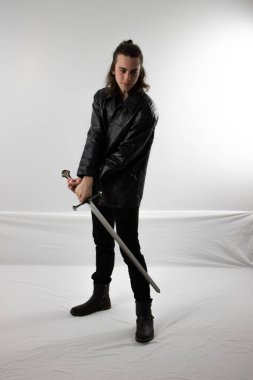 Siyah deri karanlık savaşçı avcı