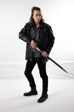 Siyah deri karanlık savaşçı avcı