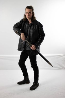 Siyah deri karanlık savaşçı avcı