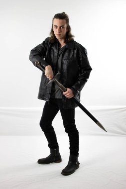 Siyah deri karanlık savaşçı avcı