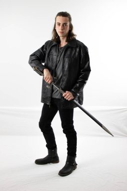 Siyah deri karanlık savaşçı avcı