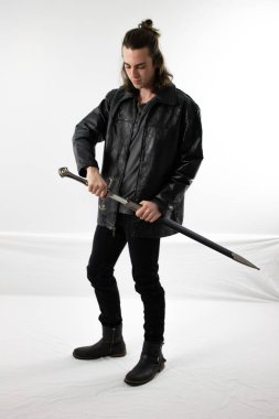 Siyah deri karanlık savaşçı avcı