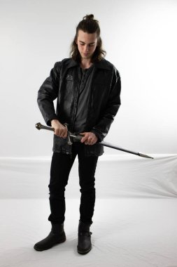 Siyah deri karanlık savaşçı avcı