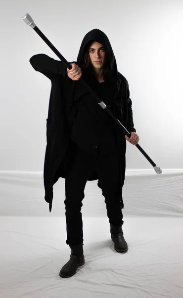 Caçador Guerreiro Escuro Capuz Preto Com Pessoal — Fotografia de Stock