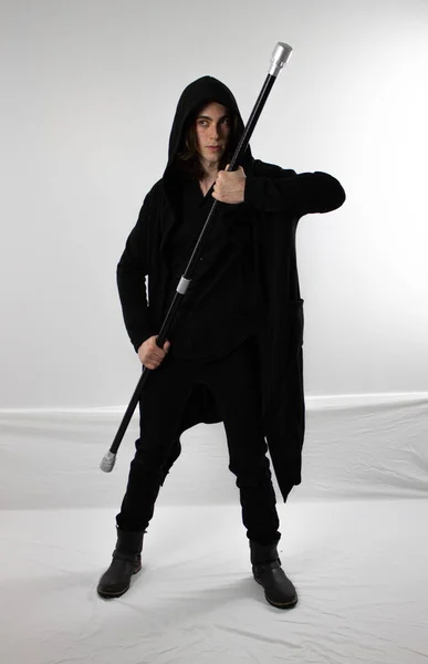 Dark Warrior Hunter Zwarte Hood Met Personeel — Stockfoto
