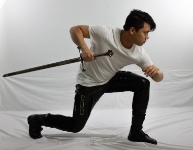 Kılıç ile modern kentsel avcı