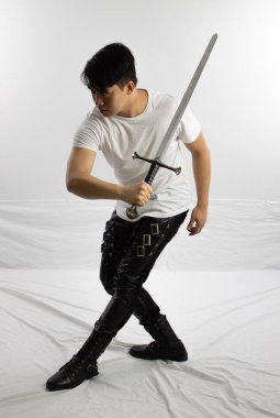 Kılıç ile modern kentsel avcı