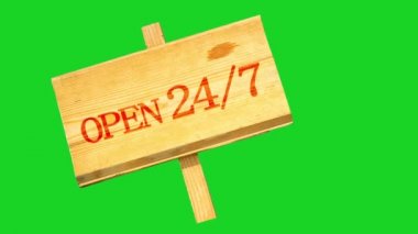 ahşap işareti açık 24/7 bir yazıt ile yan yana yeşil chroma anahtar arka planı olsun. 