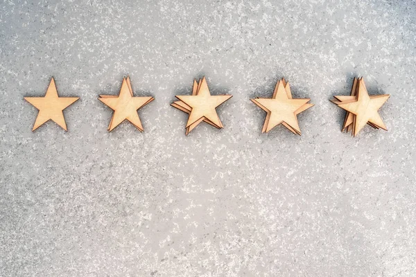 Pět Dřevěných Hvězdy Hromady Kusů Stříbrném Poli Pohled Shora Kopií — Stock fotografie