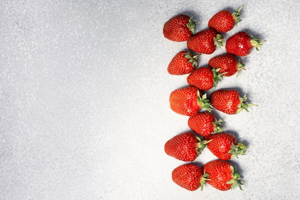 Strawberries Row Silver Cement Background Top View Copy Space — Stock Photo, Image