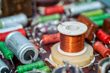 İndüksiyon bobini bir antika baskılı devre kartı üzerinde elektronik bileşenleri ile