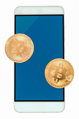 Beyaz arka plan üzerinde izole Smartphone cep telefonu ile iki bitcoins