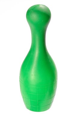 Beyaz arka plan üzerinde izole bir plastik oyuncak yeşil PIN skittle