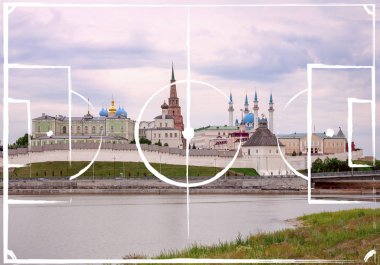 Kazan Kremlin Kazanka River, Tataristan, Rusya arka plan üzerinde futbol alanı planı. Uluslararası Dünya Şampiyonası 2018 için görüntü.