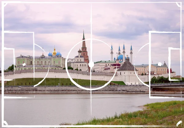 Kazan Kremlin Kazanka River, Tataristan, Rusya arka plan üzerinde futbol alanı planı. Uluslararası Dünya Şampiyonası 2018 için görüntü.