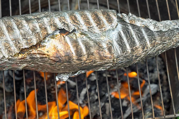 Cuisson Enveloppée Dans Poisson Feuille Sur Bûcher — Photo