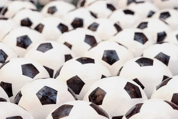 Groep Van Natte Voetbal Voetbal Ballen Volledige Achtergrond — Stockfoto